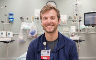 Emergency Department RN Travis G. Receives WOW Award for Outstanding Patient Care